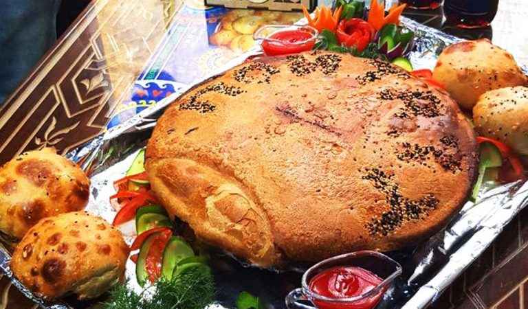 В Душанбе приготовили огромную самбусу в тандыре