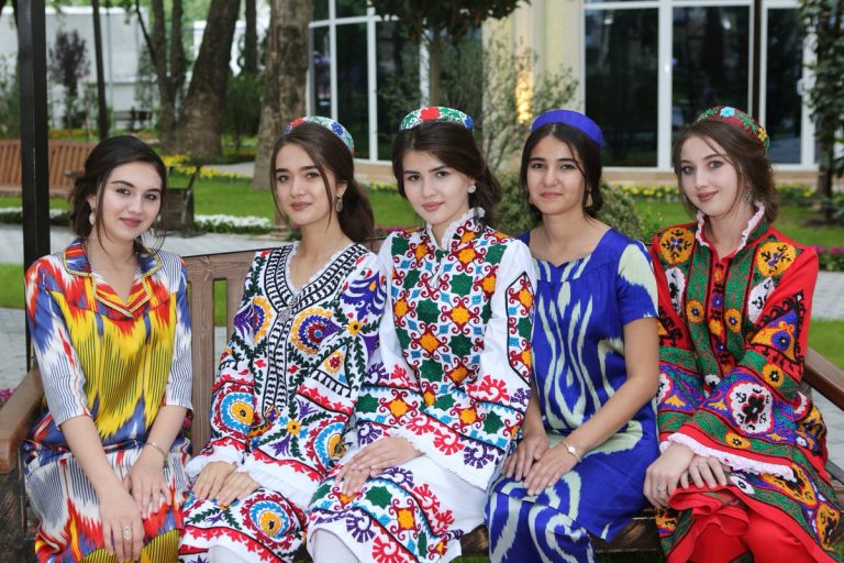 Таджикский чакан любят носить молодые девушки по праздникам