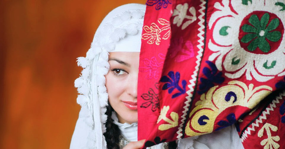 Красивая таджикская девушка в чакан
