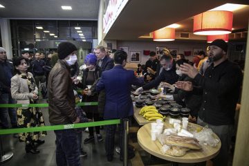 Раздача еды в аэропорту «Жуковский». Фото: Влад Докшин / «Новая газета»Раздача еды в аэропорту «Жуковский». Фото: Влад Докшин / «Новая газета»