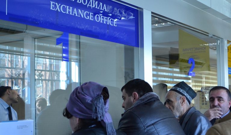 В Таджикистане доллар дешевеет, российский укрепляется. И все это на фоне роста цен на нефть В Таджикистане доллар дешевеет, российский укрепляется. И все это на фоне роста цен на нефть