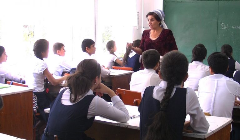 В регионах Таджикистана решили строить дома, чтоб удержать учителей. Хотя центр просит не драматизировать