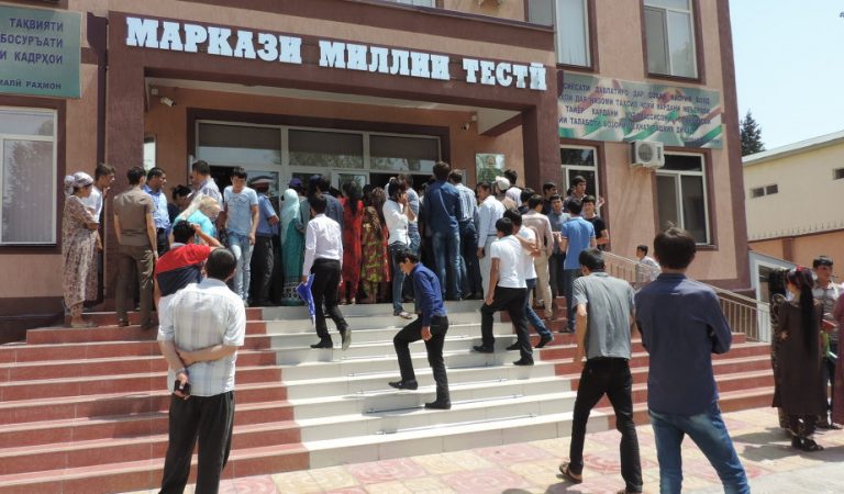 В Таджикистане начались централизованные вступительные экзамены в вузы. Объясняем условия