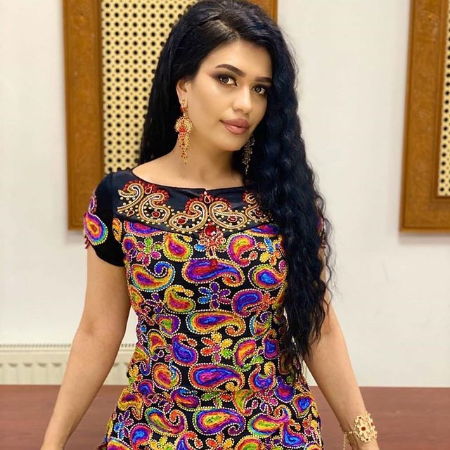 Фасоны таджикских платьев. Платье таджикский для девушки. Красивые таджикские платья. Фасоны таджикских национальных платьев.
