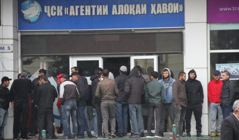 Нархи билетҳо маълум шуд. Мардум дар авиакасса мунтазири хариди билети Душанбе-Маскав ҳастанд Нархи билетҳо маълум шуд. Мардум дар авиакасса мунтазири хариди билети Душанбе-Маскав ҳастанд