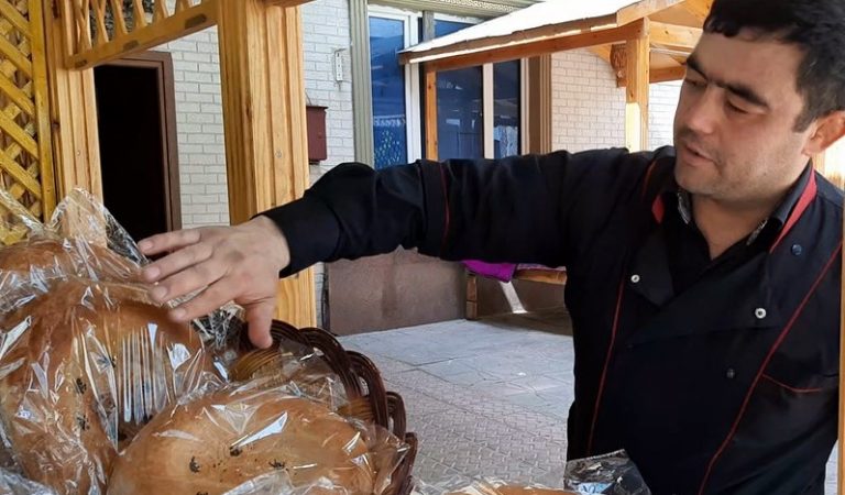 «15 лет пеку лепешки и все еще учусь». Пекарь из Пенджикента переехал в Душанбе, чтобы печь самаркандские лепешки