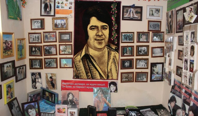 Два фаната. Как в Таджикистане почитают память Ахмада Зохира