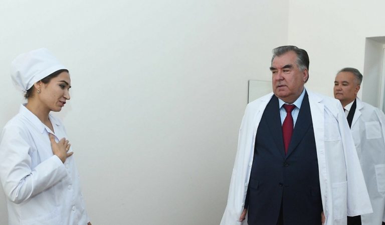 Аз воксиназании Эмомалӣ Раҳмон то боздошти корманди “қалбакии” Агентии зиддифасод Аз воксиназании Эмомалӣ Раҳмон то боздошти корманди “қалбакии” Агентии зиддифасод