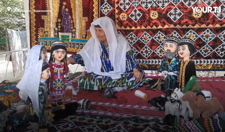 Игрушки из баклажек и ненужной ткани. 73-летняя создательница кукол из Рудаки показывает, как раньше одевались предки Игрушки из баклажек и ненужной ткани. 73-летняя создательница кукол из Рудаки показывает, как раньше одевались предки