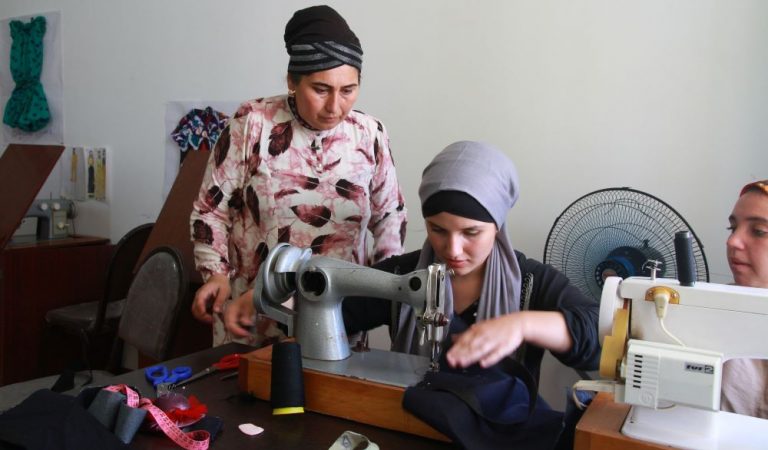В Бохтаре открыли бесплатные курсы шитья для женщин. В прошлом многие из них были мардикорами