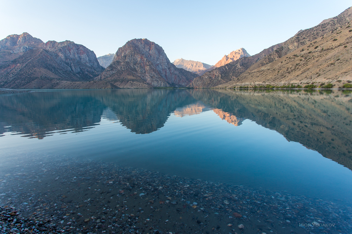 Известное озеро 7 букв. Озеро Искандеркуль. Озер Искандаркул в Таджикистан. Горное озеро Искандеркуль. Таджикском озере Искандеркуль.