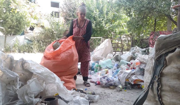 «Это лучше чем попрошайничать». Как мусор помогает 54-летней женщине из района Рудаки выживать