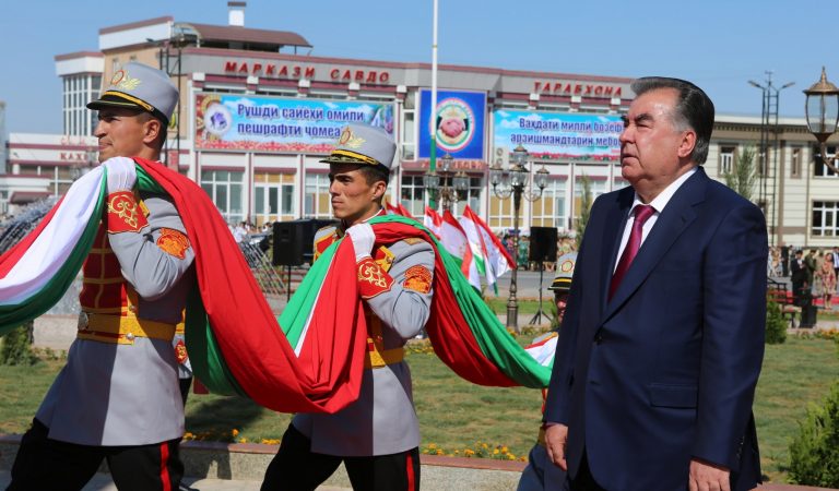 Гордость страны. В Таджикистане отмечают День национального флага