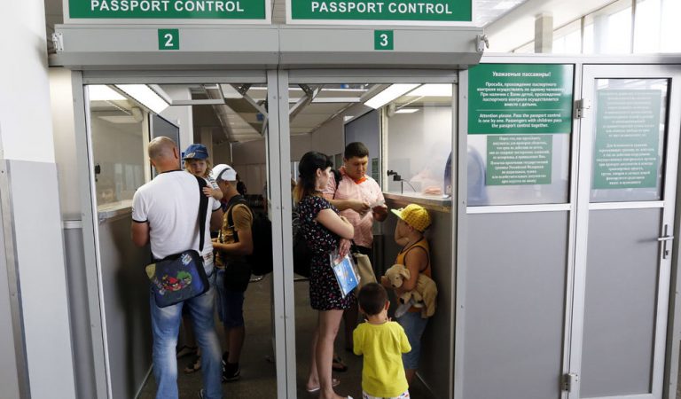 Детям до 6 лет временно запрещен выезд из Таджикистана в Россию. Виноват полиомиелит