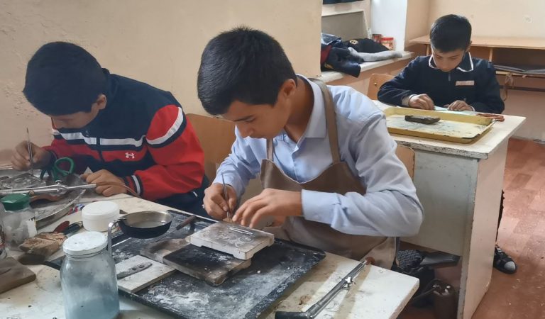 Как в пригороде Душанбе обучают ювелирному делу подростков. Некоторые из них уже зарабатывают
