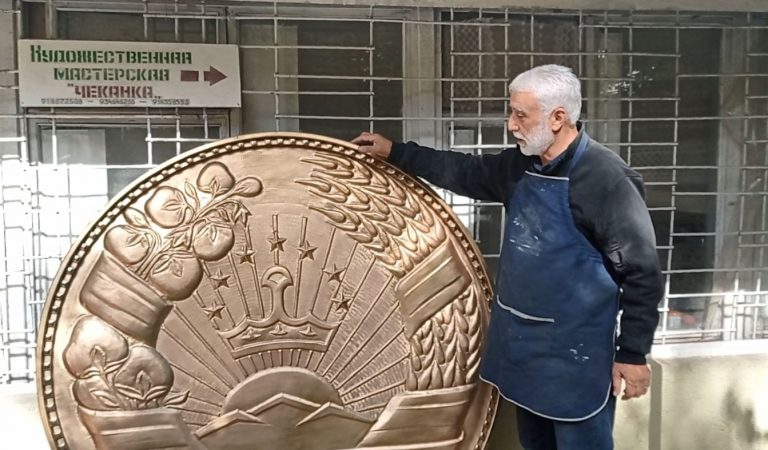 Мастер по чеканке. Как Рахмон Сотиев изготавливает металлические гербы Таджикистана
