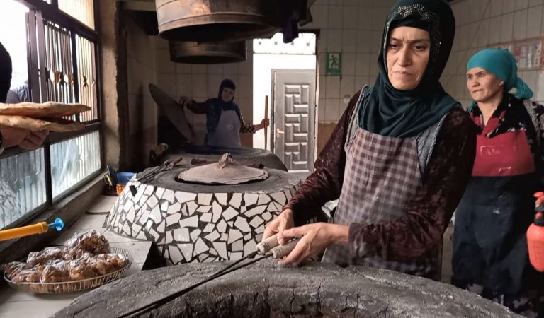 Материнская лепешка. Кто и как в Душанбе готовит таджикскую гирдачу?