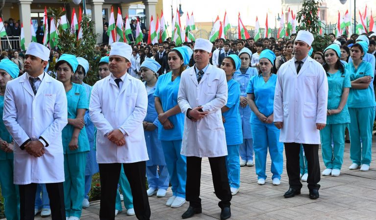 В Таджикистане отмечают День медицинского работника, но в отрасли их становится все меньше