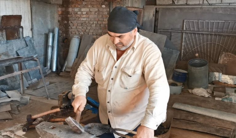 Кузнечных дел мастер. Почему Карор Шарипов старается сохранить древнее ремесло в Таджикистане