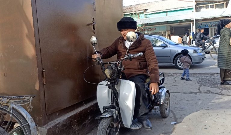 «Рукастый мастер». Как на юге Таджикистана человек с инвалидностью ремонтирует электроприборы