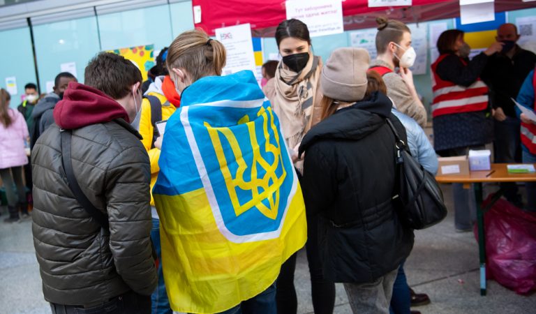 «Это наш ответ на войну». Как русскоязычные выходцы из бывшего СССР помогают украинским беженцам в Европе