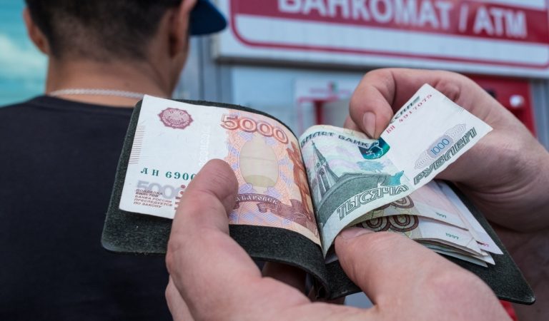 Российские банки отключат от SWIFT. Объясняем скажется ли это на переводах мигрантов