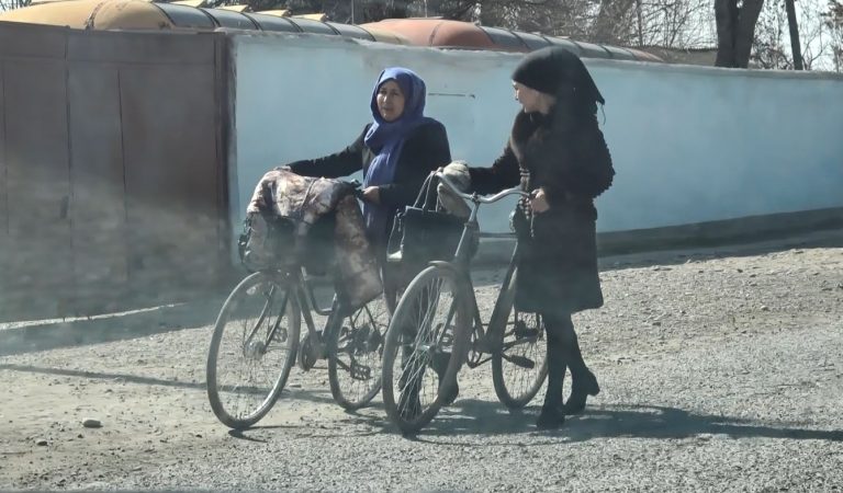 Все дела – на велосипеде. Как женщины на юге Таджикистана пользуются двухколесным помощником