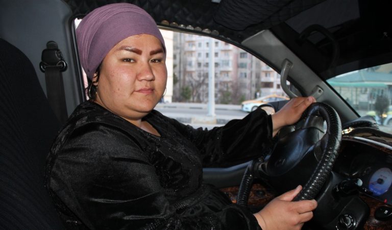 «Мне легче, потому что я – женщина». Как Нигора водит маршрутку в Душанбе