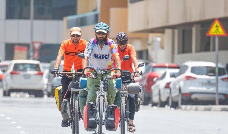 Как трое таджикских паломников отправились на велосипедах в хадж