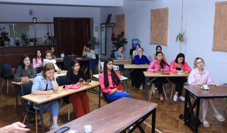 SMM для девушек: курс, который помог таджикским девушкам получить новые навыки, востребованные на рынке