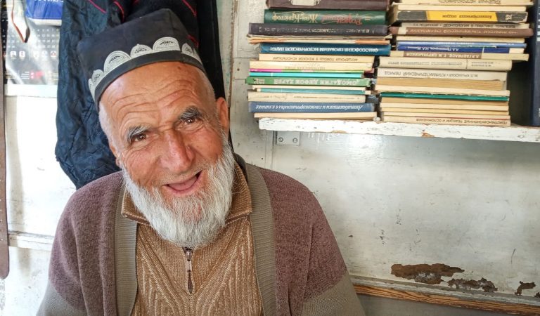 Лавка, где живут истории и ее старик. 20 лет он собирает книги, которым не осталось место на наших полках