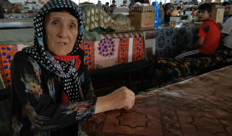 «Боюсь, что проживу долго…» Что делает одинокая женщина на рынке Куляба