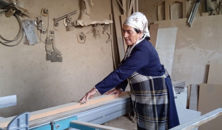 Большая любовь к дереву. Как в Таджикистане работает женщина-столяр?