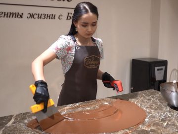 Шоколатье работает с жидким шоколадом