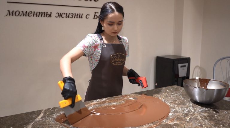 Шоколатье работает с жидким шоколадом