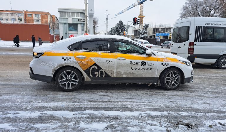 Автомобилҳои Яндекс – GO дар кӯчаҳои Душанбеву Хуҷанд. Ронандаҳои таксиҳои ватанӣ чи назар доранд