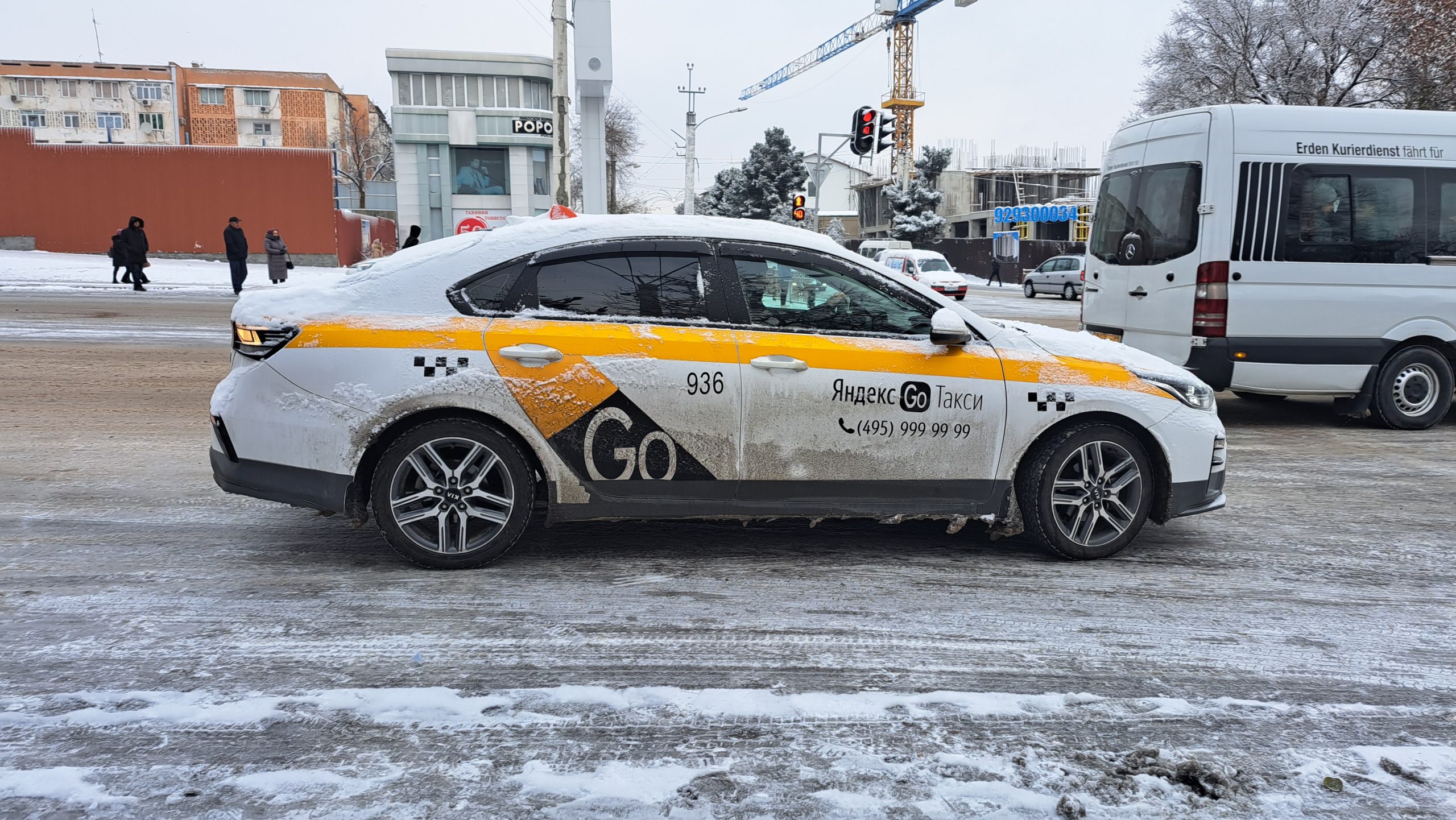 Дар кӯчаҳои шаҳрҳои Душанбе ва Хуҷанд автомобилҳо бо логотипи "Яндекс Такси" мушиҳода мешаванд.