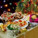 новогодний стол с блюдами