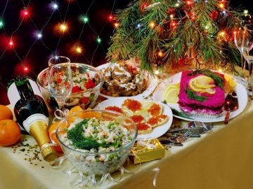 новогодний стол с блюдами