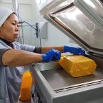 Как упаковывают сыр для продажи на юге Таджикистана