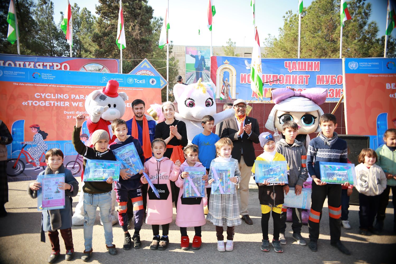 Дети участвующие в велопараде в районе Дусти, Таджикистан. 27 ноября 2022 года