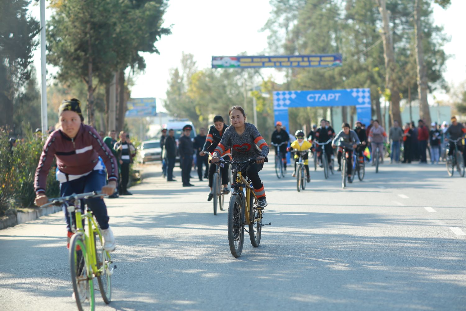 Девочки на велосипедах, район Дусти, Таджикистан. 27 ноября 2022 года