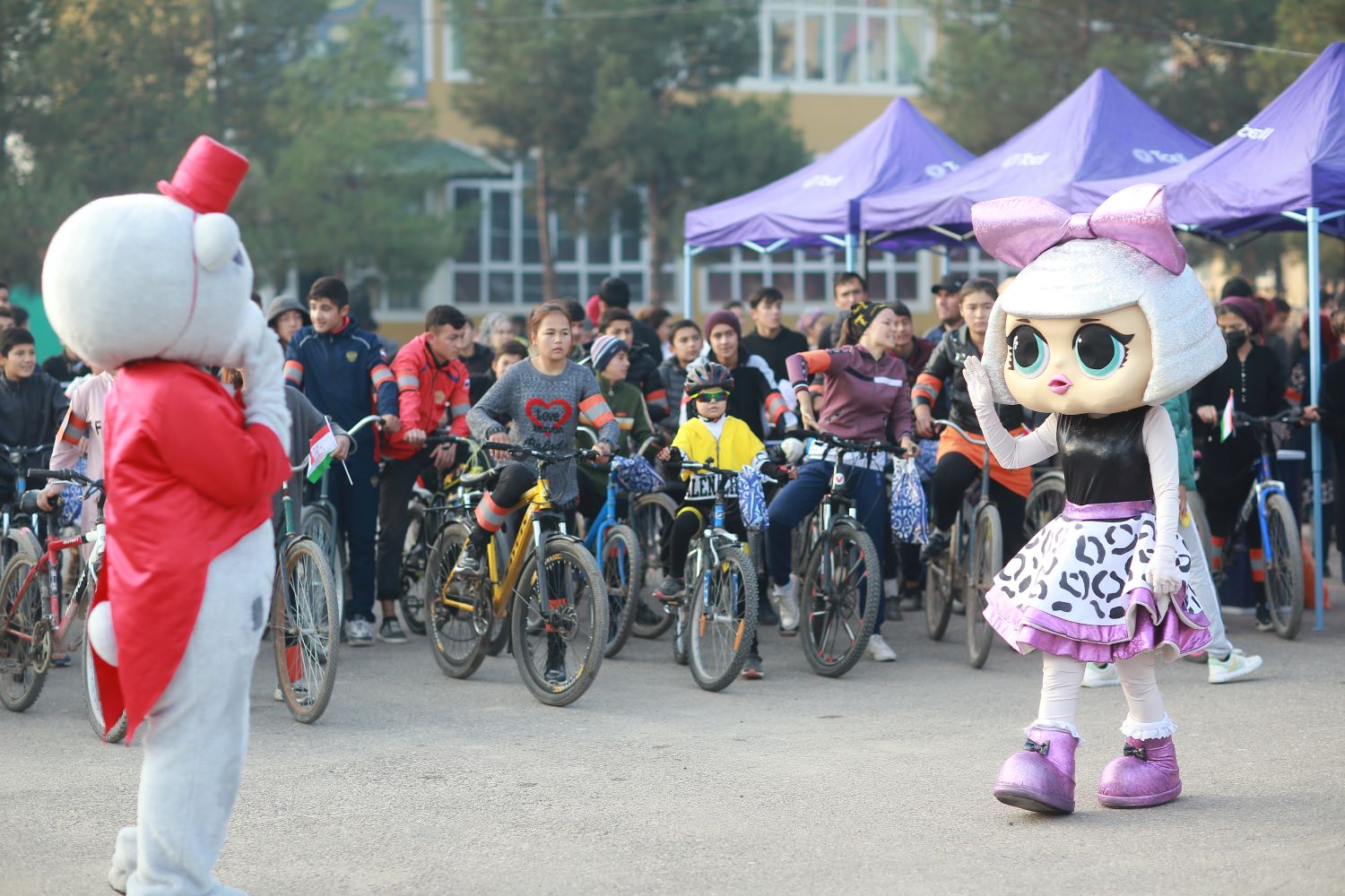 Дети на велосипедах, Таджикистан, Дусти, 27 ноября 2022 года