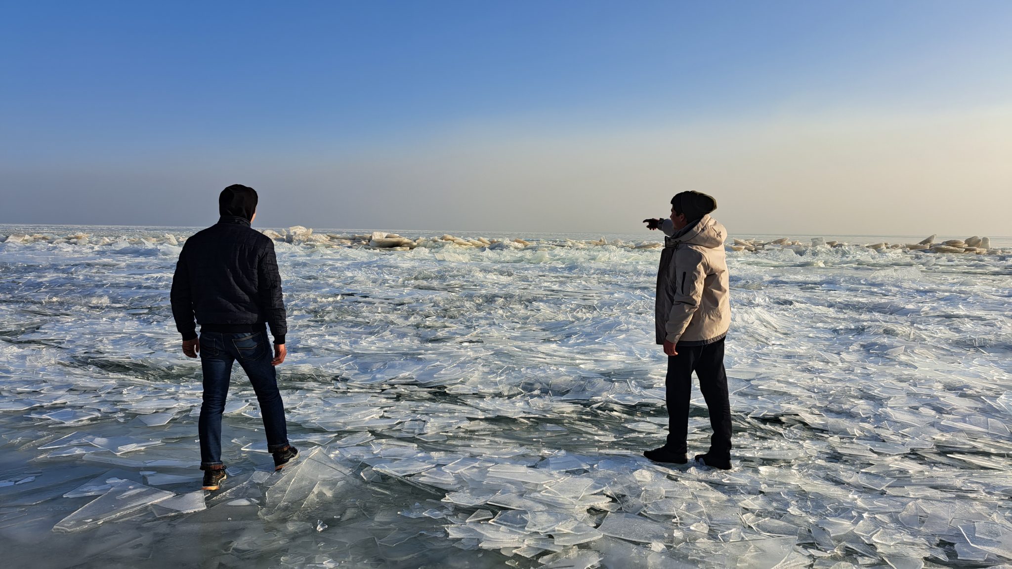 замерзло каспийское море
