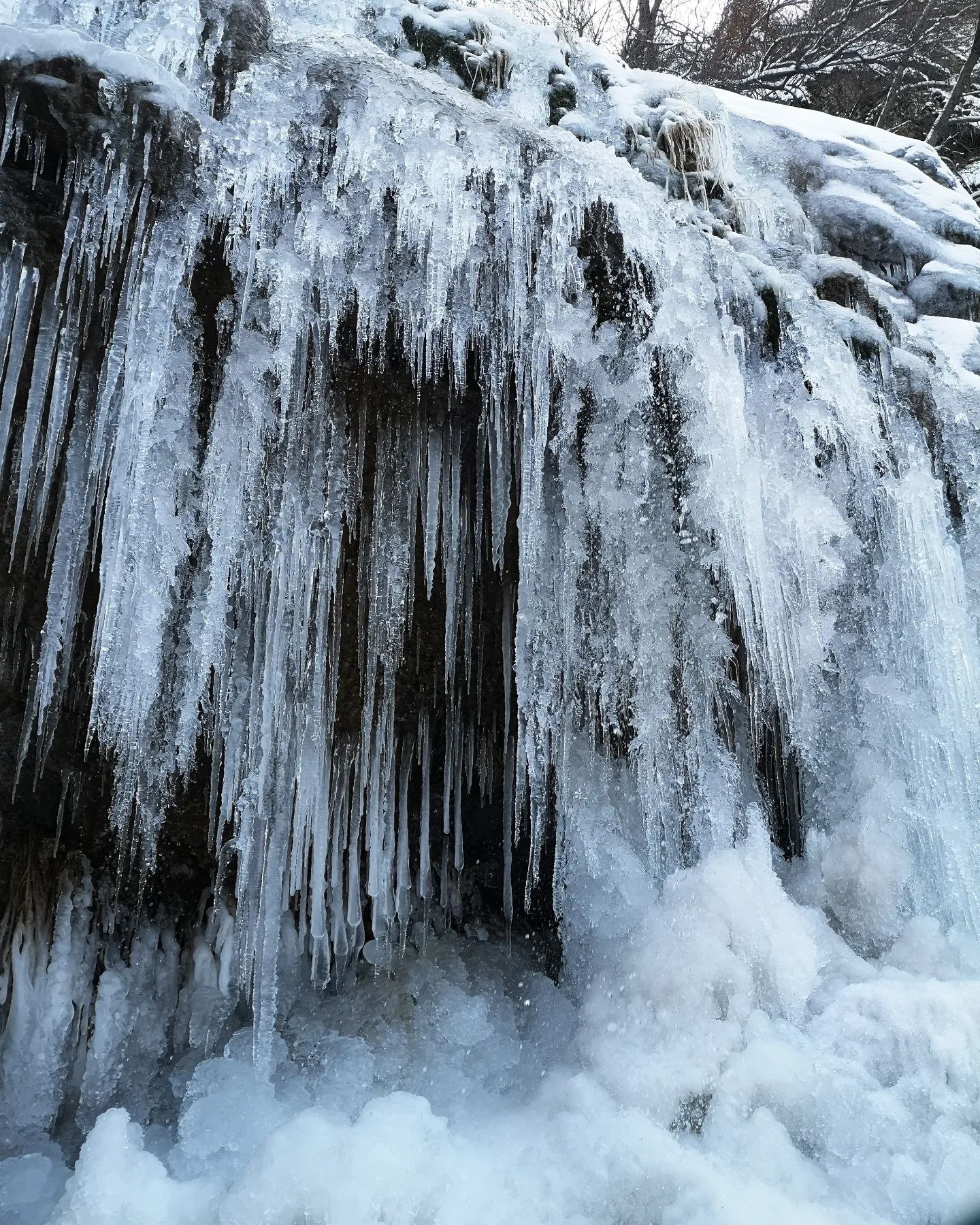 вид водопада зимой