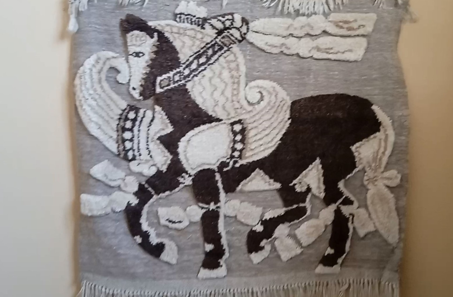 корик с изображением коня 