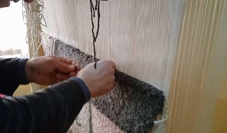 Как на севере Таджикистана изготавливают вручную ковры