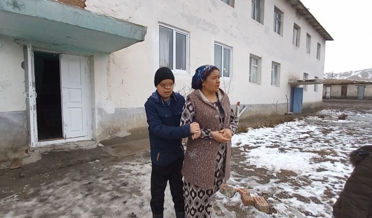 «Таджикское чудо». Как семья из Исфары растит мальчика с врожденной аномалией лица