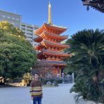 Насрулло Туйчизода на фоне храма в Японии