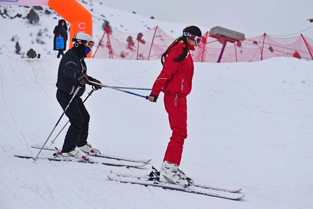Девушки катаются на лыжах 